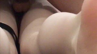поимела школьницу большим резиновым дилдо